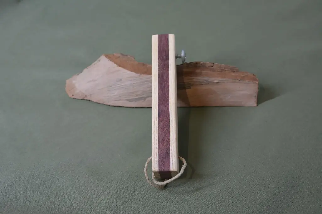 Décapsuleur manuel gravé en bois