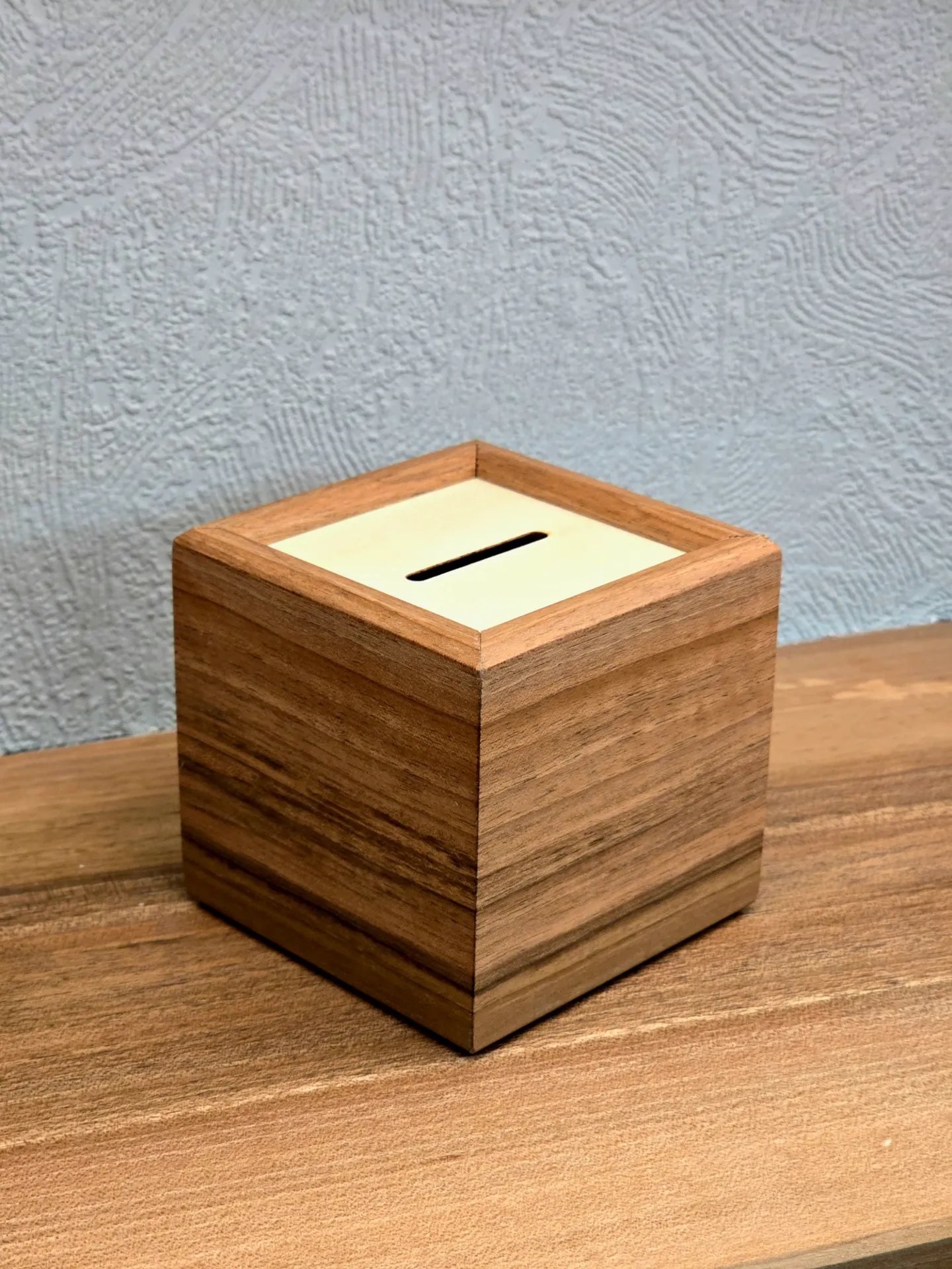 Tirelire en bois massif (Frêne)