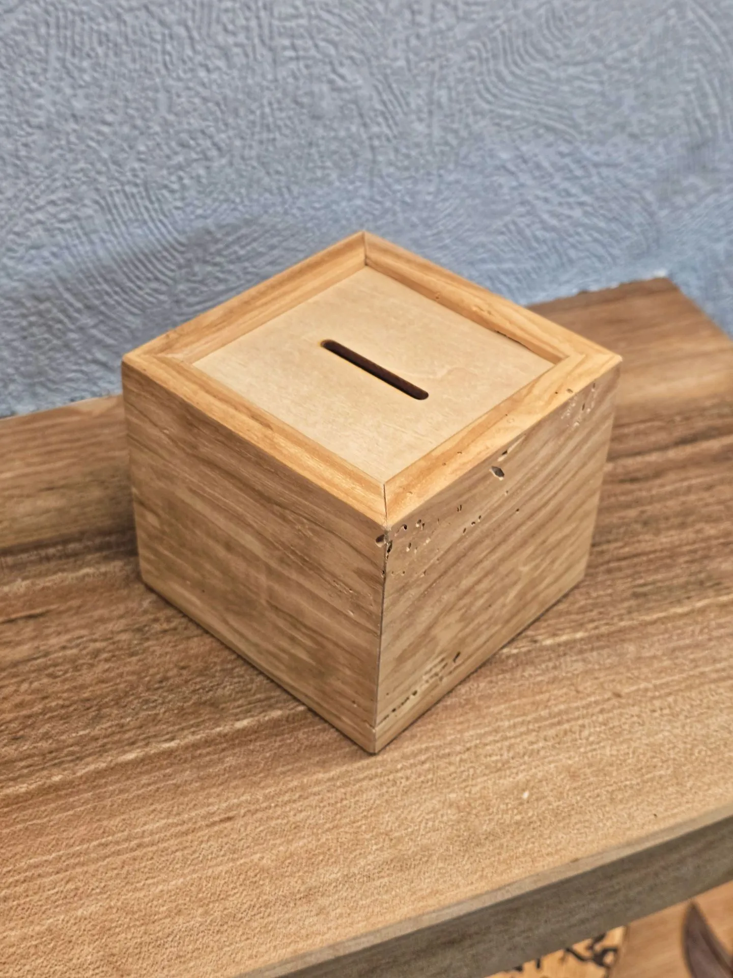 Tirelire en bois massif (Frêne, oui)