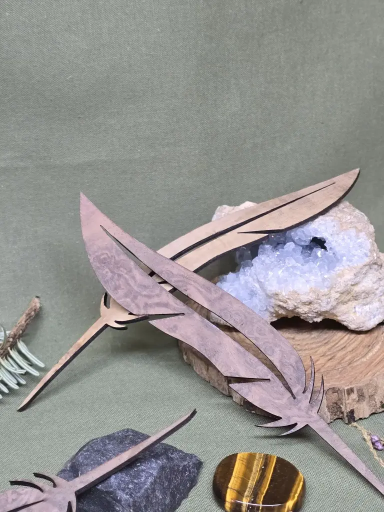 Marque page plume en Loupe de chêne / Loupe de Noyer (Légèreté, Plumier)