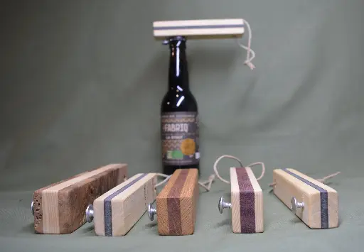 Décapsuleur manuel gravé en bois